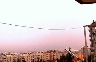 Kahramanmaraş’ta şimşekler geceyi gündüze çevirdi