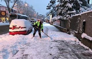 Kaldırımlar kar ve buzdan temizleniyor