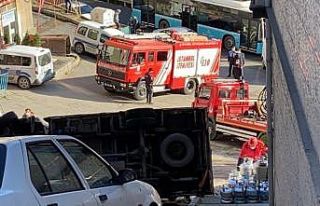 Kamyonet devrildi, gaz dolu tüpler sokağa saçıldı