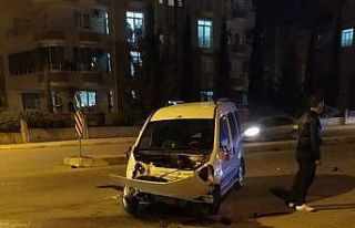 Kamyonet ile hafif ticari araç çarpıştı: 2 yaralı