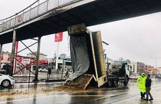 Kamyonun açılan damperi üst geçide çarptı
