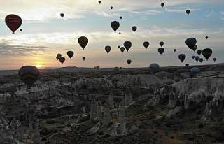 Kapadokya’da gökyüzü balonlarla renklendi