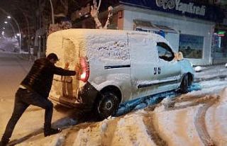 Kar 10 santimetreyi aştı: Araçlar yolda kaldı,...