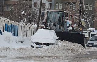 Kar çalışmasına düzensiz araç parkı engeli