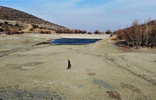 Kar eksik olmayan tepedeki gölet kurudu