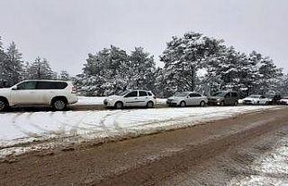 Kar geldi, Uludağ’a kayak meraklıları akın etti