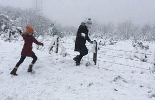 Kar keyfini oyun havaları eşliğinde çıkardılar