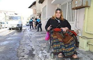 Kar mağduru engellinin yardımına belediye ekipleri...