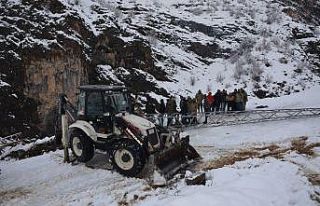 Kar nedeni ile kopan elektrik hatlarının onarılmasına...