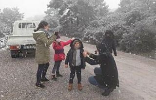 Kar oynamak için yüksek kesimlere koştular