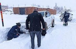 Kar ve tipide mahsur kalan gazetecileri VEDAŞ ekipleri...