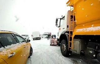Kar ve tipinin etkili olduğu Erzincan’da araçlar...
