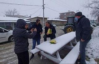 Kar yağarken karpuz kestiler