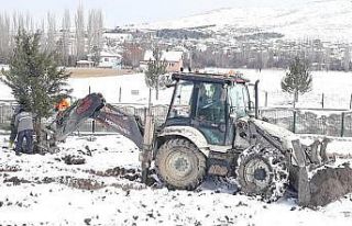 Kar yağışı ağaç dikmeye engel olmadı