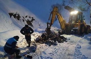 Kar yağışı altında su arızası çalışması