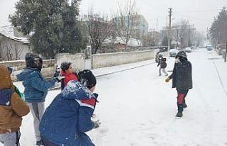 Kar yağışı çocukların yüzünü güldürdü