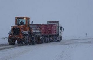Kar yağışı sürücülere zor anlar yaşattı,...