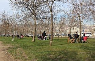 Kar yağışından ümidini kesen vatandaşlar sahilleri...