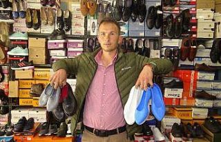 Kara lastik ayakkabı ve yemeni yeniden vitrinlerde