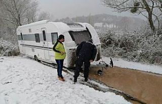 Kara saplanan karavanın imdadına jandarma yetişti