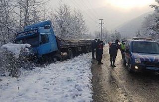 Karabük’te kar yağışı etkili oldu, kazalar...