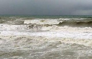 Karadeniz’de dalgalar sahilleri dövüyor