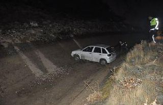 Karaman’da otomobil boş su kanalına düştü