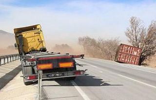 Karaman’da toz fırtınası tırın konteynerini...