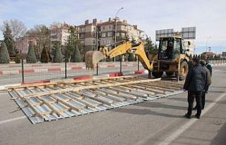 Karaman’da uçan çatı, altgeçidi trafiğe kapattı