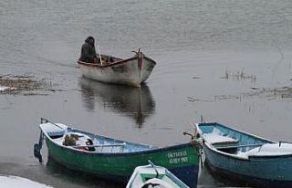 Karda, kışta fırtınada balık avı