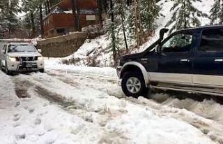 Karda mahsur kalan araçları AFAD kurtardı