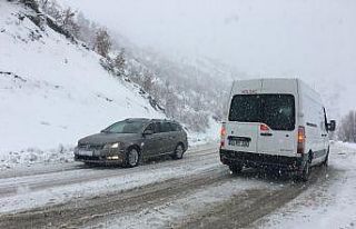 Karda mahsur kalan araçların yardımına zırhlı...
