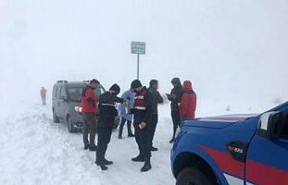 Karda mahsur kalan filyasyon ekibinin imdadına jandarma...