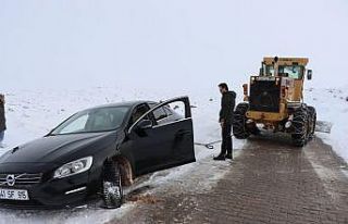 Karda mahsur kalanları ekipler kurtardı