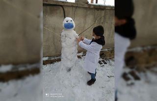 Kardan adama maske takıp korona aşısı yaptırdı