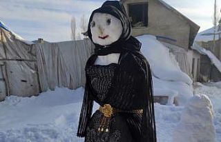 Kardan kadına yöresel elbise fistan giydirdiler