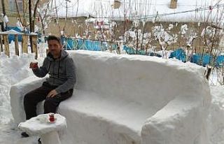 Kardan koltuk yaparak çay keyfi sürdü
