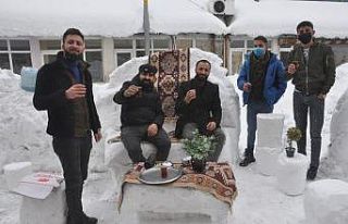 Kardan masa, sandalye ve koltuk yapıp müşteri beklediler