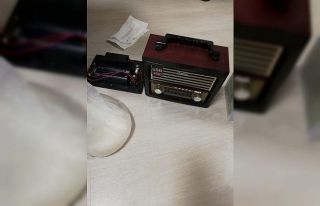 Kargoyla gelen radyonun içerisinden 1 kilo uyuşturucu...
