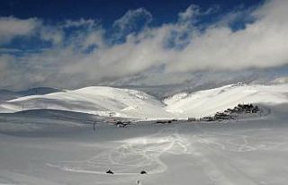 Karlı dağda kartpostallık görüntüler