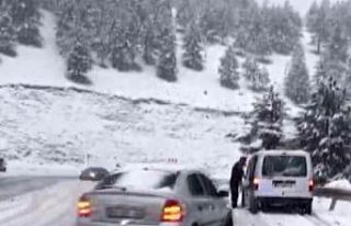 Karlı yolda kaza kamerada: 1 yaralı