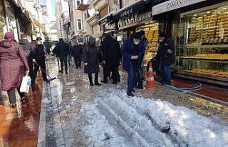 Karlı yollarda vatandaşların zorlu yürüme mücadelesi