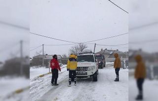 Karlı yolları aştılar, hastaya ulaştılar