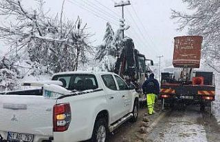 Karlı yolları verilen mücadele Akmeşe’yi elektriğe...