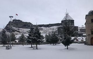 Kars’a beklenen kar yağdı
