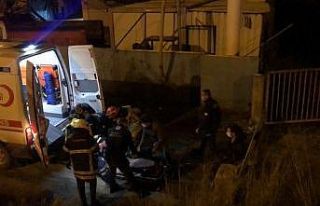 Karşı şeride geçmek isteyen tır şarampole uçtu:...