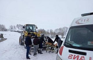Kars’ta hasta bir kişi iş makinesiyle ambulansa...