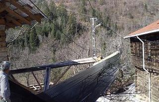 Kastamonu’da fırtına ağaçları devirdi, çatıları...