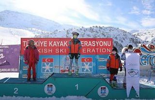 Kayak yarışlarında dereceye giren sporculara ödülleri...