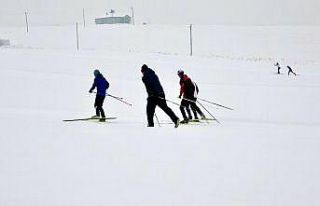 Kayaklı koşu sporcuları dondurucu soğuklarda ter...
